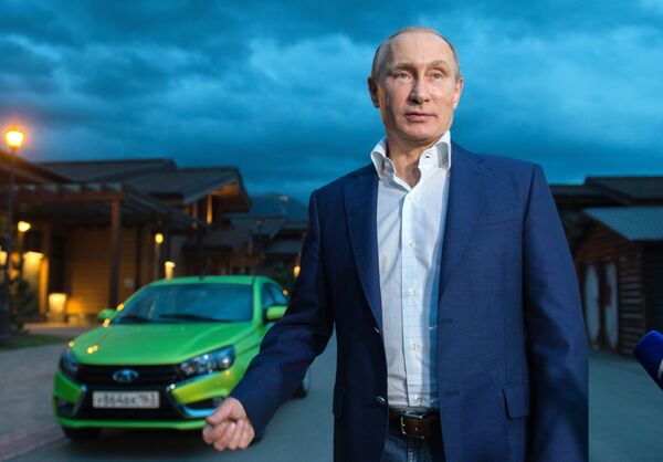 Президент России Владимир Путин на новой модели АвтоВАЗа Лада Веста в Красной поляне - Sputnik Кыргызстан