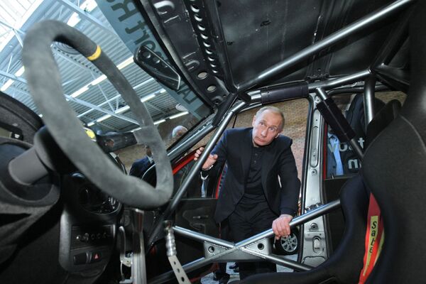 Председатель правительства РФ Владимир Путин осматривает модельный ряд автомобилей АВТОВАЗа - Sputnik Кыргызстан