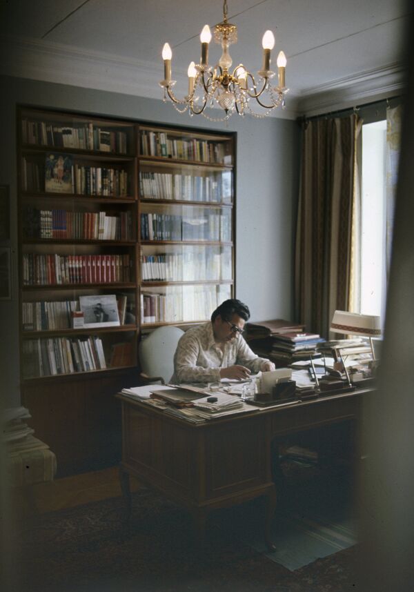 Народный писатель Киргизской ССР Чингиз Айтматов в своем рабочем кабинете в городе Фрунзе (ныне Бишкек), где он написал почти все свои произведения - Sputnik Кыргызстан