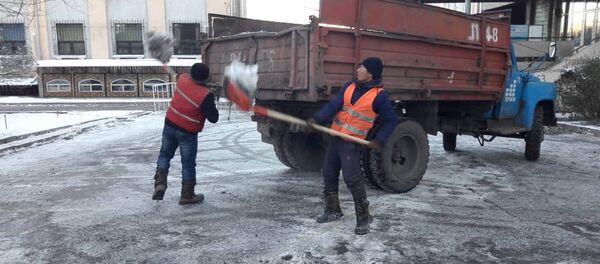 Очистка улиц Бишкека от снега Очистка улиц Бишкека от снега - Sputnik Кыргызстан
