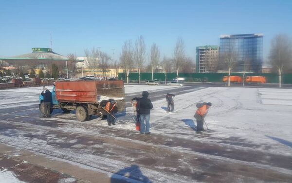 В столице продолжается уборка столичных улиц от снега - Sputnik Кыргызстан
