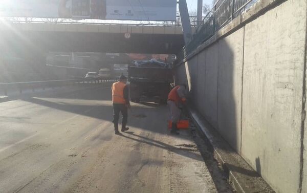 Проводятся работы по очистке тротуаров, прибордюрной части остановочных комплексов и подсыпке городских дорог от снега. - Sputnik Кыргызстан