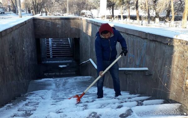Работа по подсыпке и уборке дорог и тротуаров от снега продолжается. - Sputnik Кыргызстан