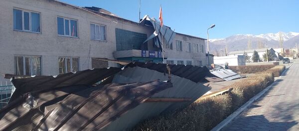 Последствия сильного ветра в Балыкчи - Sputnik Кыргызстан