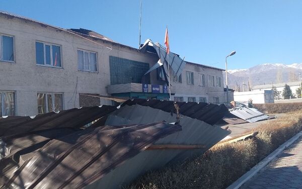 Сильный ветер снес крышу городского отдела внутренних дел (ГОВД) Балыкчи - Sputnik Кыргызстан