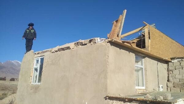 Последствия сильного ветра в Балыкчи - Sputnik Кыргызстан
