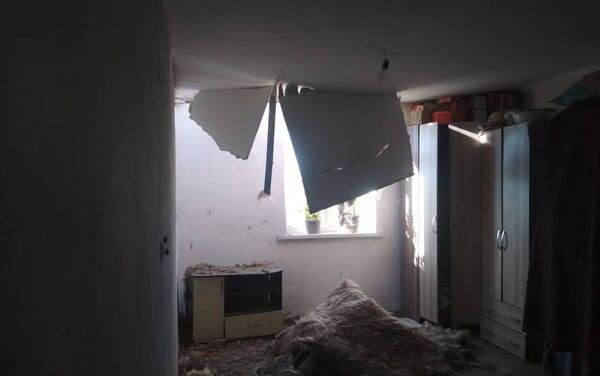 Сильный ветер снес крышу здания дома в Балыкчи - Sputnik Кыргызстан