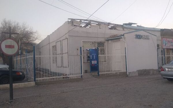 Сильный ветер снес крышу здания банка в Балыкчи - Sputnik Кыргызстан