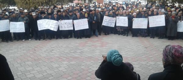 Баткен облусунун прокурору Анарбай Мамажакыповдун өлүмүнө шектелип камалган Мелис Калыковдун тарапташтары облустук администрациянын алдына митингге чыгышты - Sputnik Кыргызстан