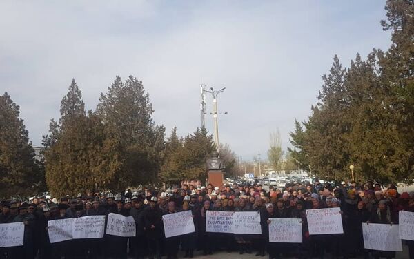 Как сообщила сестра арестованного Дариха Калыкова, митинг провели у здания полномочного представительства правительства в регионе. - Sputnik Кыргызстан