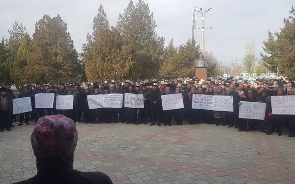 В Баткене сторонники Мелиса Калыкова, обвиняемого в убийстве прокурора области Анарбая Мамажакыпова - Sputnik Кыргызстан