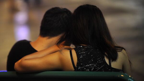 Парень и девушка сидят в обнимку. Архивное фото - Sputnik Кыргызстан