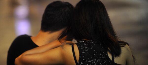 Кучакташып турган жуп. Архив Кучакташып турган жуп. Архив - Sputnik Кыргызстан