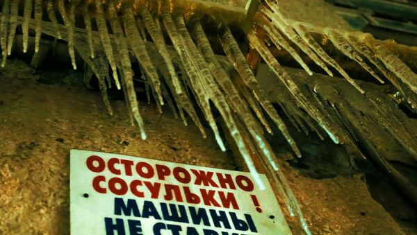 Опасноть сосулек на улицах Москвы - Sputnik Кыргызстан