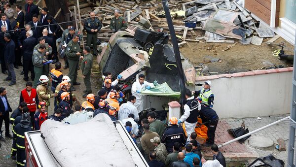 Спасатели на месте крушения военного вертолета в Стамбуле - Sputnik Кыргызстан