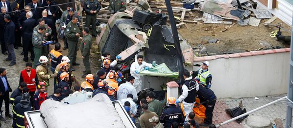 Спасатели на месте крушения военного вертолета в Стамбуле - Sputnik Кыргызстан