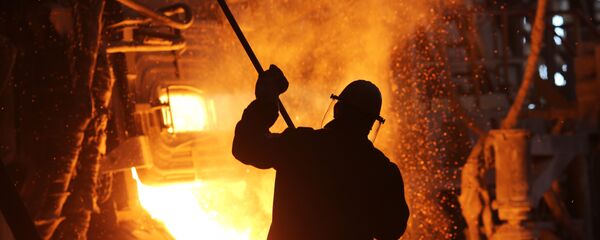 Рабочий на заводе. Архивное фото - Sputnik Кыргызстан