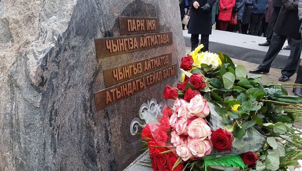 В Минске открыли памятный знак народному писателю КР Чингизу Айтматову - Sputnik Кыргызстан