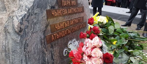 В Минске открыли памятный знак народному писателю КР Чингизу Айтматову - Sputnik Кыргызстан