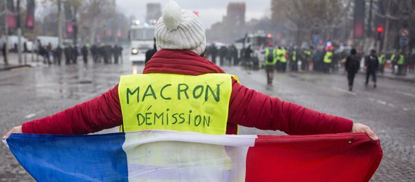 Акция протестов автомобилистов желтые жилеты в Париже - Sputnik Кыргызстан