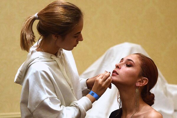 Визажист делает макияж одной из участниц перед финалом всероссийского конкурса Топ модель России 2018 в Korston Club Hotel в Москве - Sputnik Кыргызстан