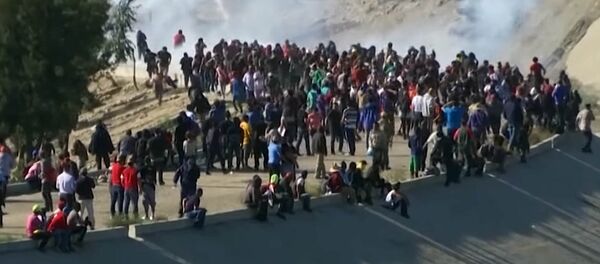 Как военные США разгоняли слезоточивым газом мигрантов из Мексики — видео - Sputnik Кыргызстан