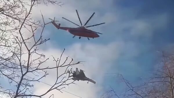 Вертолет взял на буксир Су-27 — видео из Петербурга - Sputnik Кыргызстан