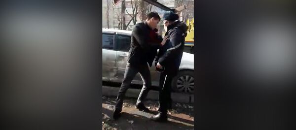 Водитель повздорил с инспектором при эвакуации авто в Бишкеке — видео - Sputnik Кыргызстан