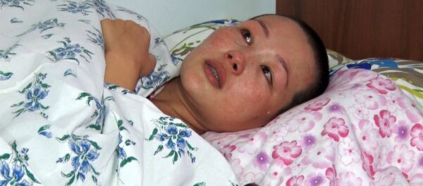 Муж бросил меня с детьми, узнав, что я больна раком, — грустное видео из Оша - Sputnik Кыргызстан