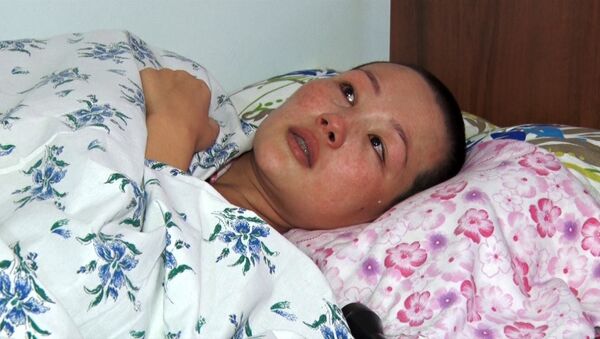 Муж бросил меня с детьми, узнав, что я больна раком, — грустное видео из Оша - Sputnik Кыргызстан