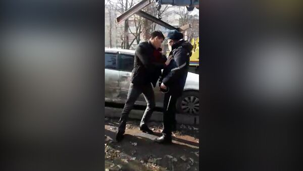 Бишкекте айдоочу унааны эвакуациялоо маалында инспектор менен жакалаша кетти. Видео - Sputnik Кыргызстан