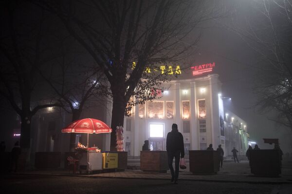 Люди у кинотеатра Ала-Тоо во время густого тумана в Бишкеке - Sputnik Кыргызстан