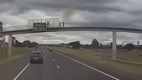 В Австралии водитель грузовика едва не погиб из-за поступка подростков — видео - Sputnik Кыргызстан