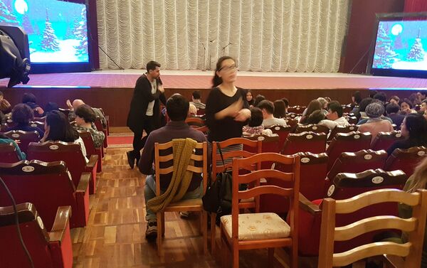 Во время концерта в кыргызской филармонии некоторые зрители сидели на стульях - Sputnik Кыргызстан