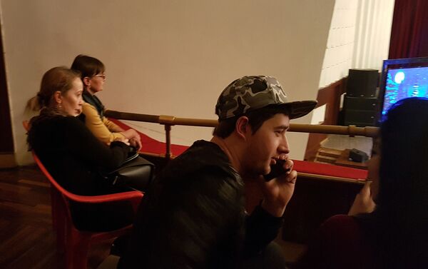 Во время концерта в кыргызской филармонии некоторые зрители сидели на стульях - Sputnik Кыргызстан
