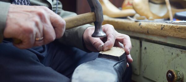 Бут кийимди оңдоо ишкер жумуш учурунда. Архив Бут кийимди оңдоо ишкер жумуш учурунда. Архив - Sputnik Кыргызстан