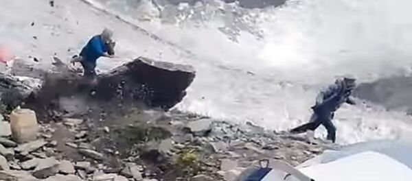 На волоске от смерти — глыба едва не раздавила альпиниста в Пакистане. Видео На волоске от смерти — глыба едва не раздавила альпиниста в Пакистане. Видео - Sputnik Кыргызстан