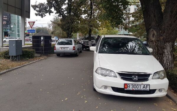 Неправильная парковка машин в Бишкеке - Sputnik Кыргызстан