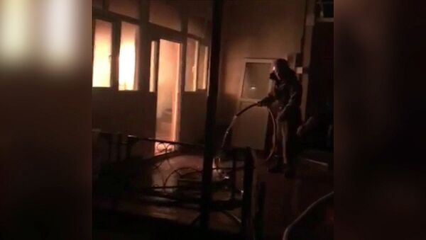 Пожарные приехали тушить горящий дом в Караколе, а воды не было. Видео - Sputnik Кыргызстан