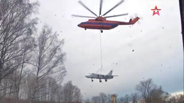 Вертолет доставил истребитель на буксире — видео завершения операции - Sputnik Кыргызстан