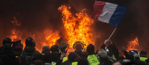 Акция протеста автомобилистов жёлтые жилеты в Париже - Sputnik Кыргызстан