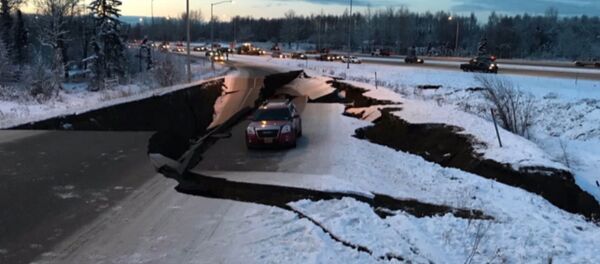 Первые моменты землетрясения на Аляске. Съемки очевидцев Первые моменты землетрясения на Аляске. Съемки очевидцев - Sputnik Кыргызстан