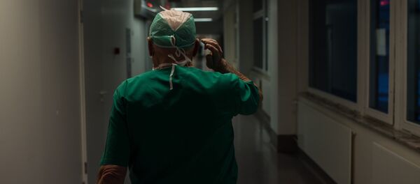 Хирург в больнице. Архивное фото - Sputnik Кыргызстан