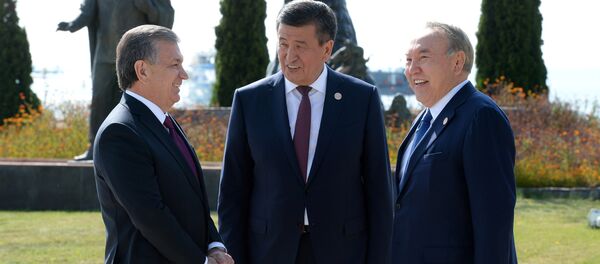 Президент РУз Шавкат Мирзиёев, президент Казахстана Нурсултан Назарбаев и президент Кыргызстана Сооронбай Жээнбеков - Sputnik Кыргызстан