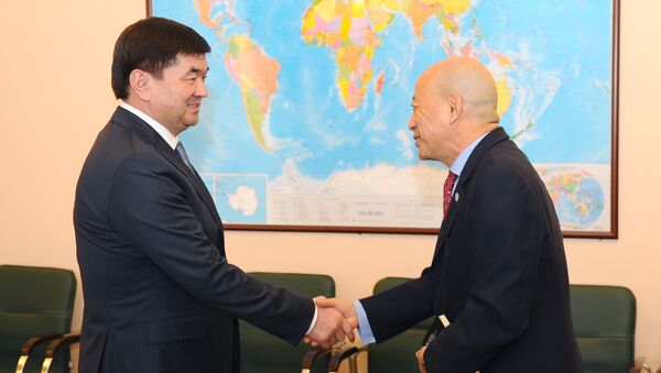 Премьер-министр Мухаммедкалый Абылгазиев встретился с Представителем Продовольственной и сельскохозяйственной организации ООН в КР Дорджи Кинлаем - Sputnik Кыргызстан