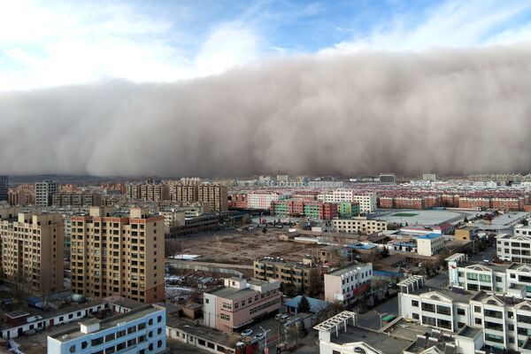 Песчаная буря в городе Чжанъе в Китае - Sputnik Кыргызстан