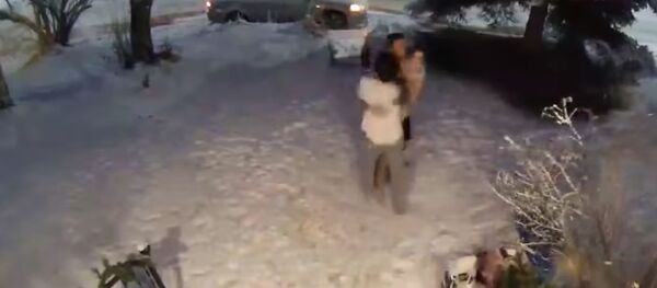 Семья босиком выбежала на мороз — пугающее видео землетрясения на Аляске Семья босиком выбежала на мороз — пугающее видео землетрясения на Аляске - Sputnik Кыргызстан