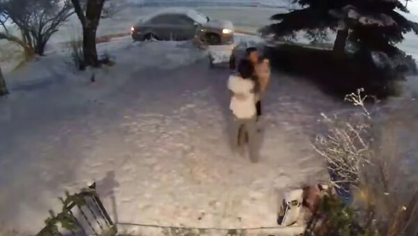 Семья босиком выбежала на мороз — пугающее видео землетрясения на Аляске - Sputnik Кыргызстан