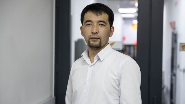 Специалист по обслуживанию карт  в банке Рыскелди Сабыров - Sputnik Кыргызстан