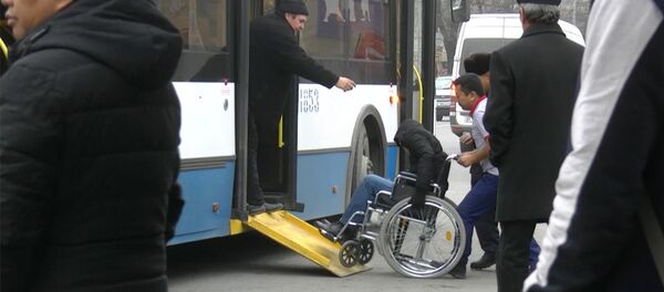 Парень в коляске садится в общественный транспорт — соцэксперимент в Бишкеке - Sputnik Кыргызстан